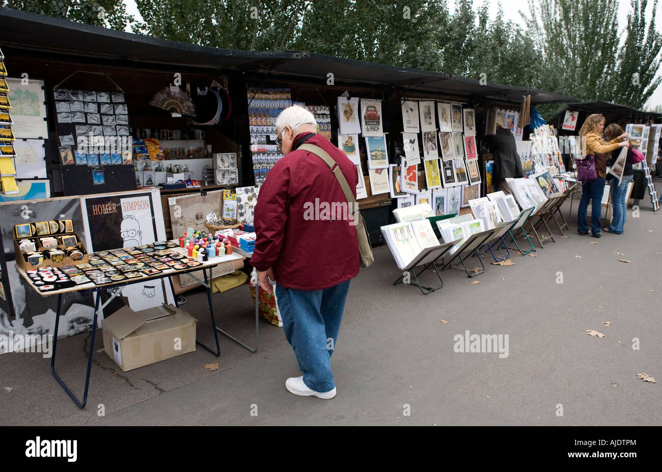 France Paris les vendeurs de rue s'adressant essentiellement aux touristes et visiteurs près du Louvre Banque D'Images