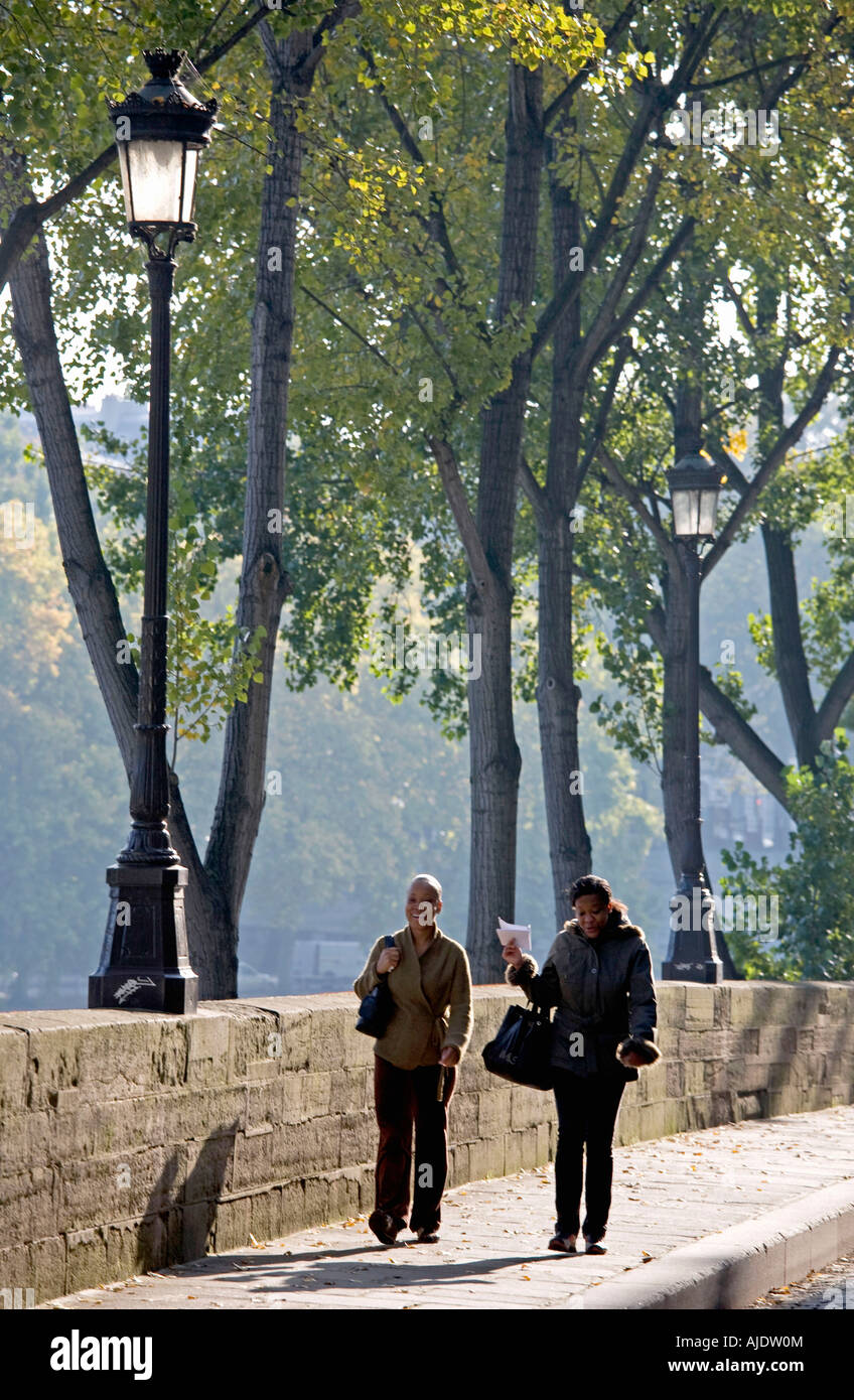 France Paris Femmes marchant en Ile Saint Louis en début de matinée Banque D'Images