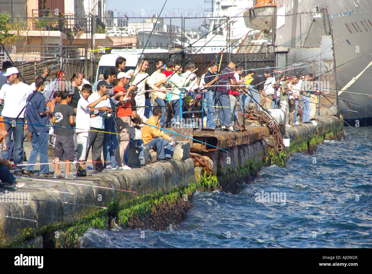 Istanbul avec les habitants à quai de pêche côté quay Banque D'Images