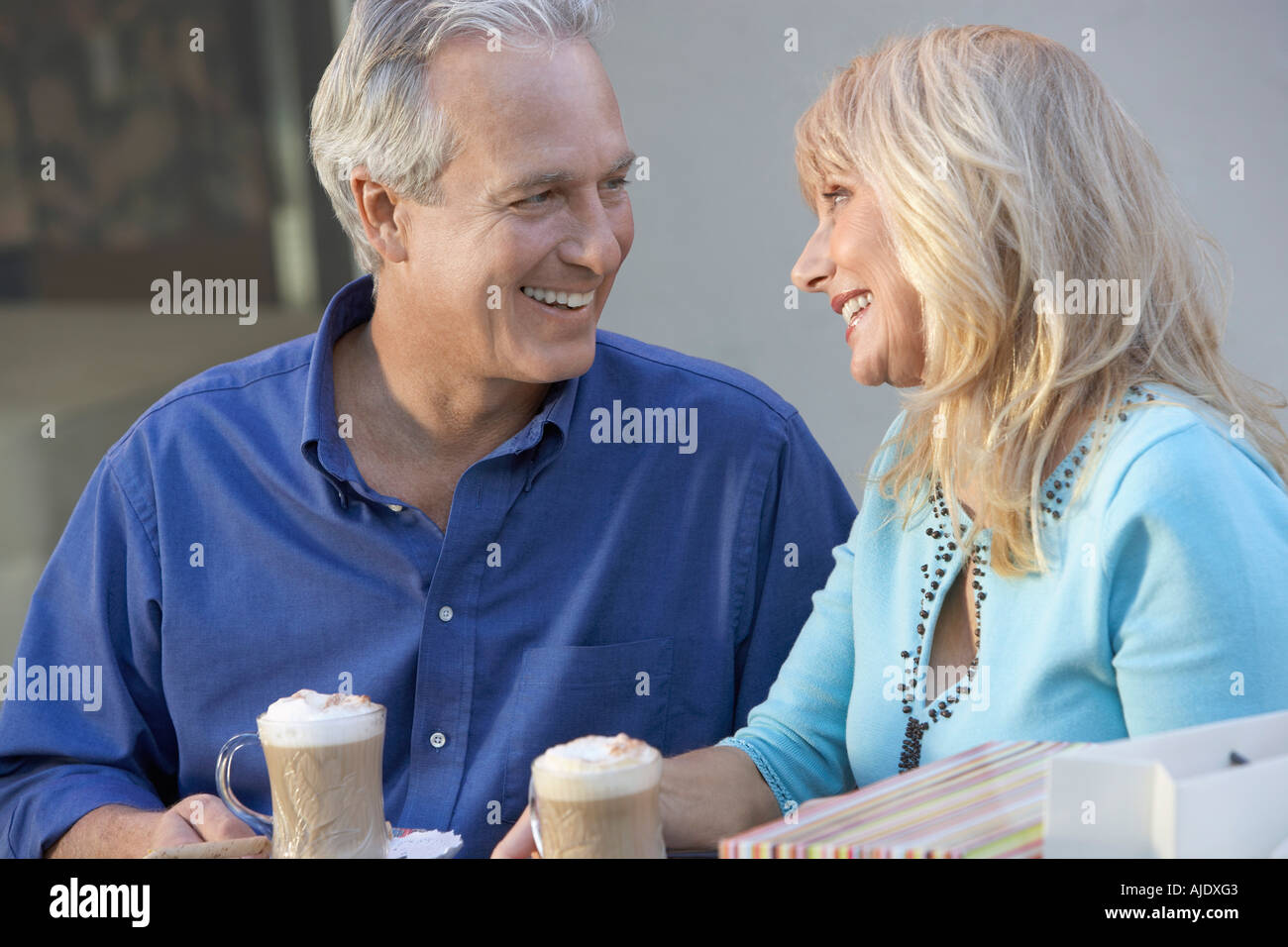 Couple assis en plein air sur votre voyage, à la recherche dans les yeux Banque D'Images