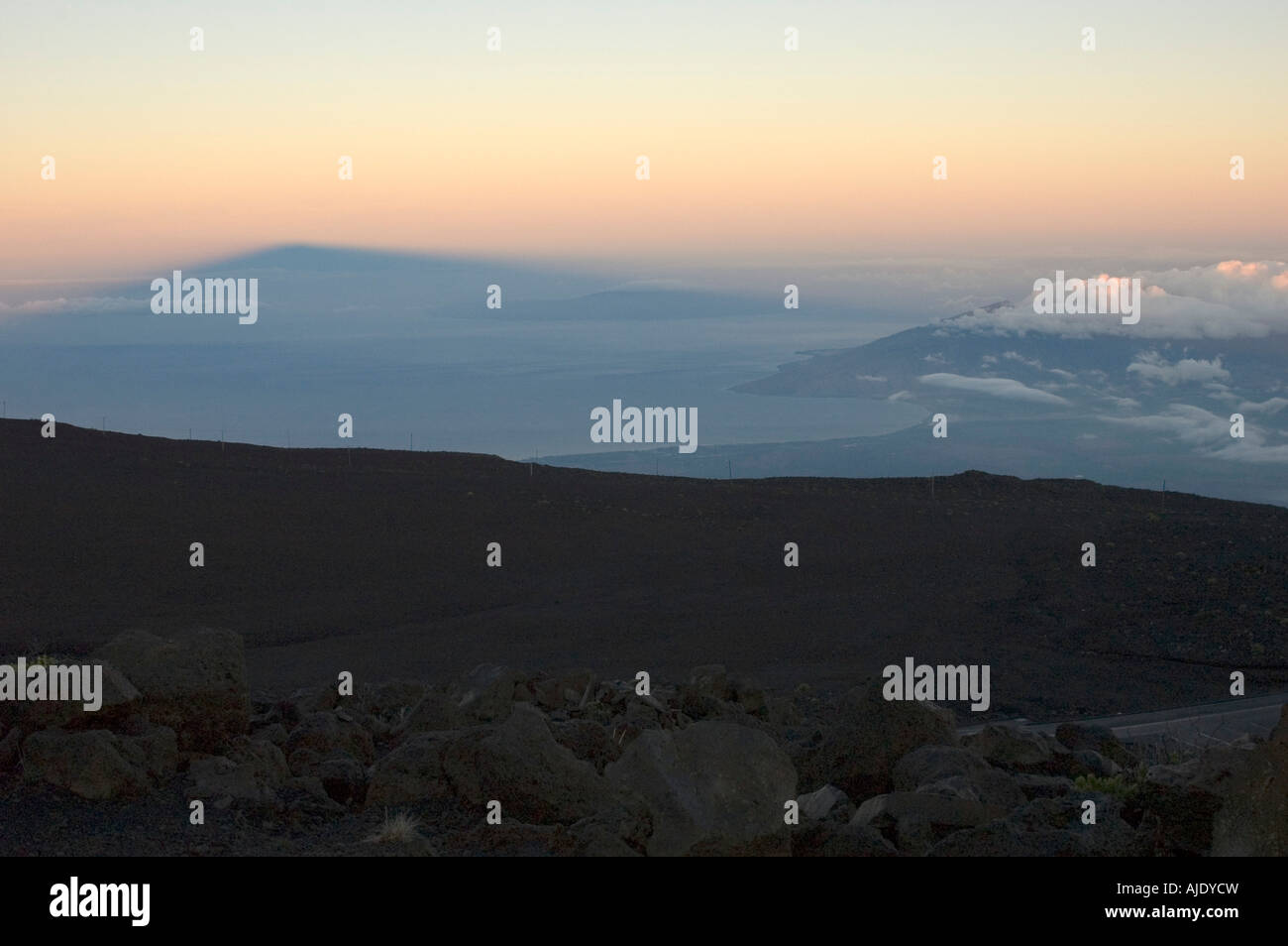 Lever du soleil et l'ombre de la montagne avec vue sur l'Ouest de Maui et Lanai vue depuis le sommet du volcan Haleakala National Park Maui Hawaii Banque D'Images