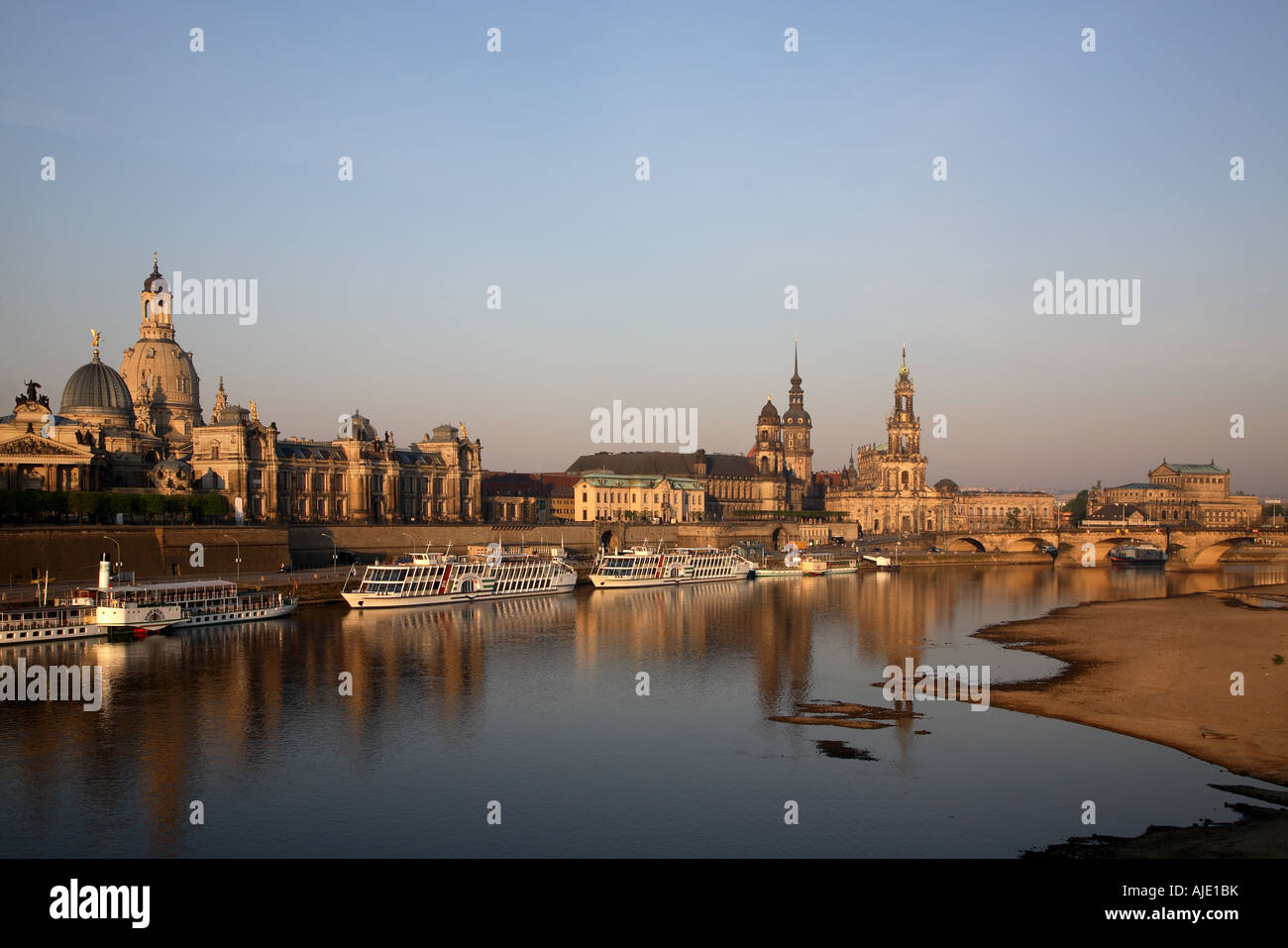 Sachsen Saxe Dresde Femme Frauenkirche Church église Notre Dame Frauen Kirche Kirchen Church Banque D'Images