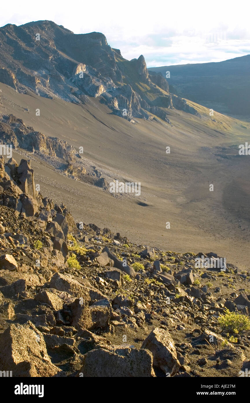 Le lever du soleil (l'aube) au sommet du volcan Haleakala National Park, Maui, Hawaii, avec Caldera (cratère) murs Banque D'Images