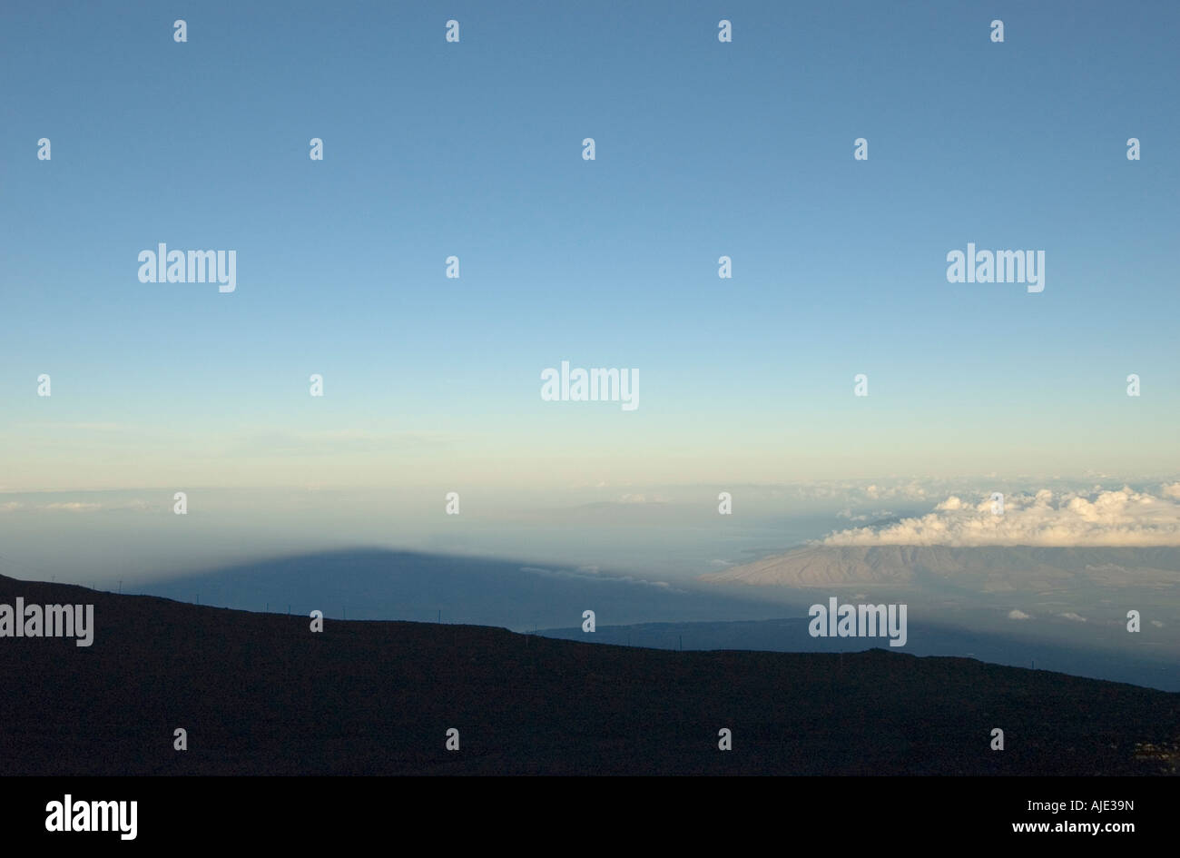 Le lever du soleil (l'aube) et vue de l'Ouest de Maui et Lanai vue depuis le sommet du volcan Haleakala, Haleakala National Park, Hawaii Maui Banque D'Images