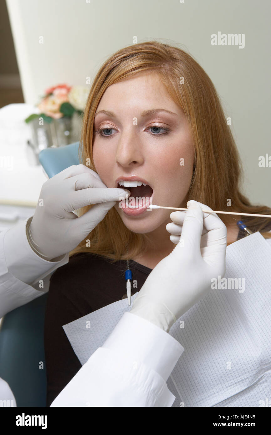 Jeune femme ayant examiné à dents dentistes Banque D'Images