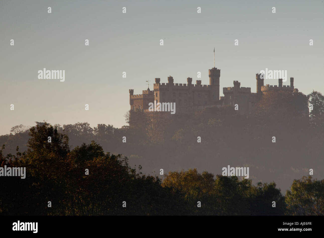 Château de Belvoir Lincolnshire dans profil au lever du soleil Banque D'Images