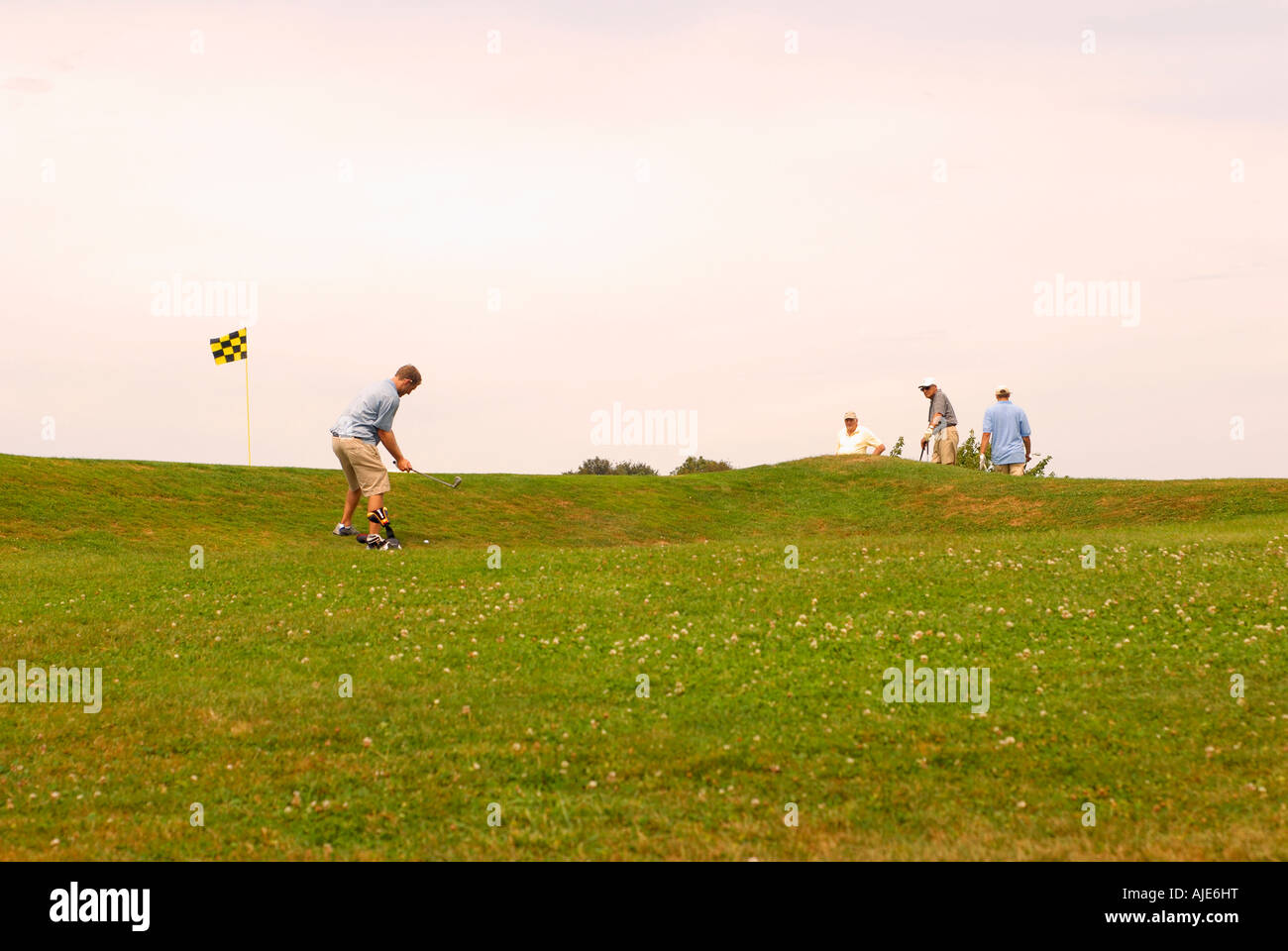 Jouer au golf sur chaude journée d'été. Banque D'Images