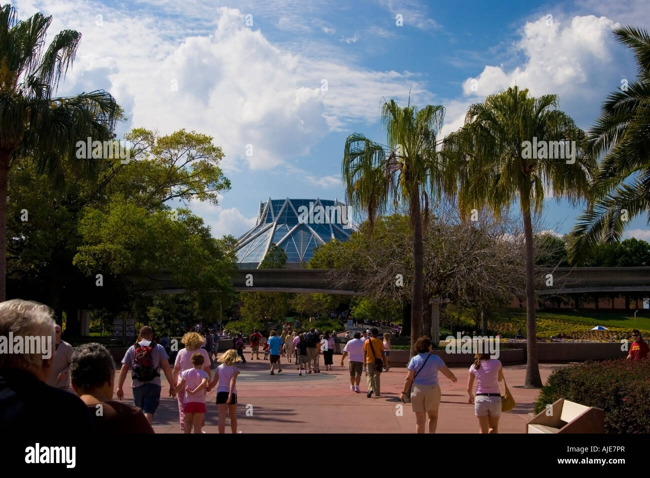Un groupe de promenades touristiques à la terre Pavilion, Disney's Epcot Center, Orlando, Florida, United States Banque D'Images