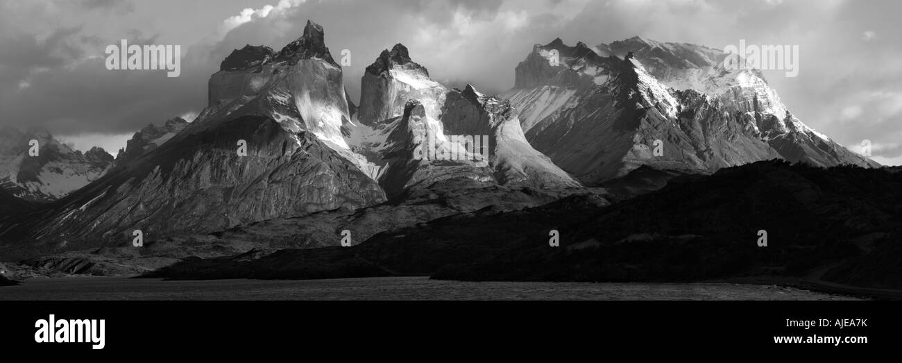 La majestueuse Cuernos de Parc National Torres del Paine, Chili après une tempête en compensation Ansel Adam-esque le noir et blanc Banque D'Images