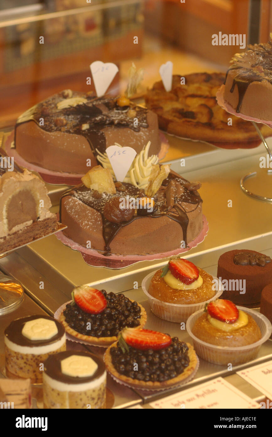 Dh Chamonix Mont Blanc Savoie France Cake Shop La Fenetre D Affichage Photo Stock Alamy