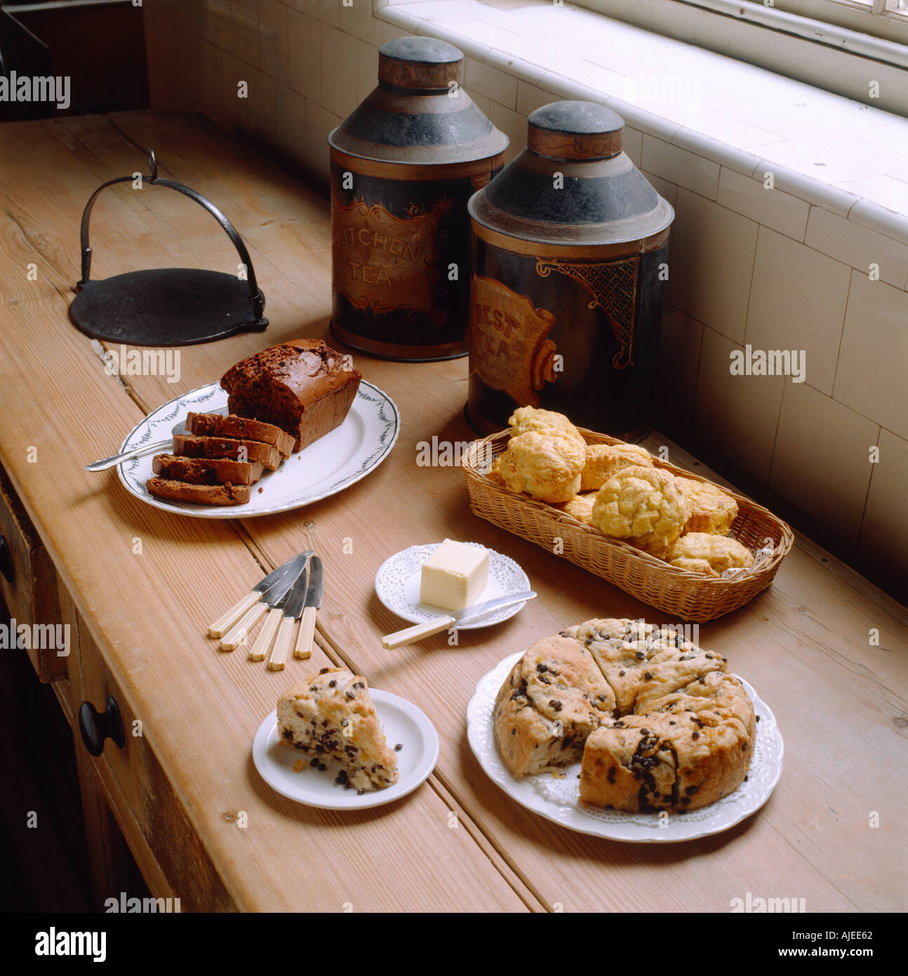 Un thé gallois avec bara brith scones aux herbes fromage gallois et gallois gâteau lardy Banque D'Images