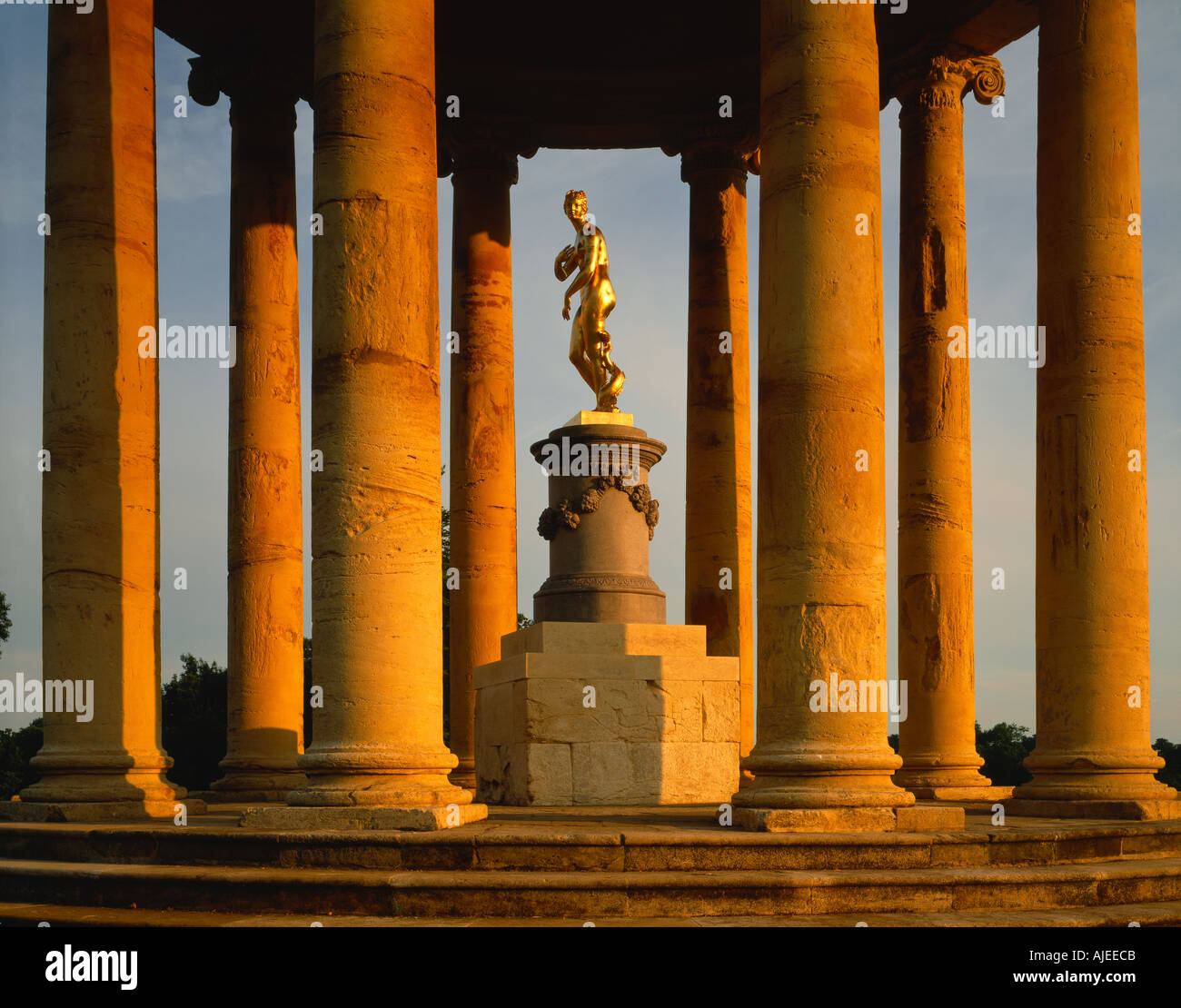La statue en or de Vénus remplacé 2001 dans la rotonde à Stowe paysage de jardins Buckinghamshire Banque D'Images