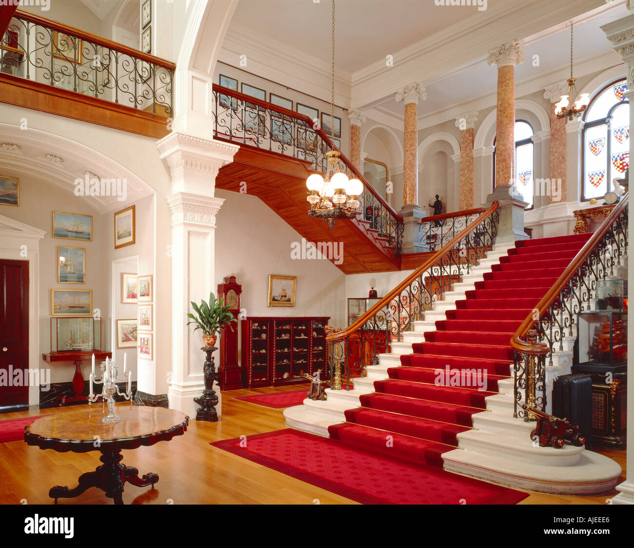 Le hall d'escalier à Arlington Court Devon Banque D'Images