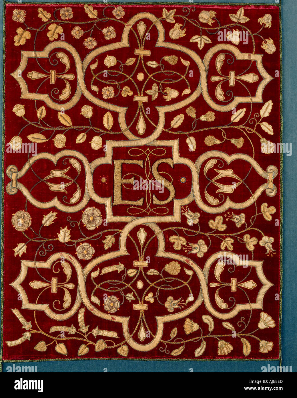 Un panneau de velours rouge brodé portant le monogramme ES à Hardwick Hall Derbyshire Banque D'Images