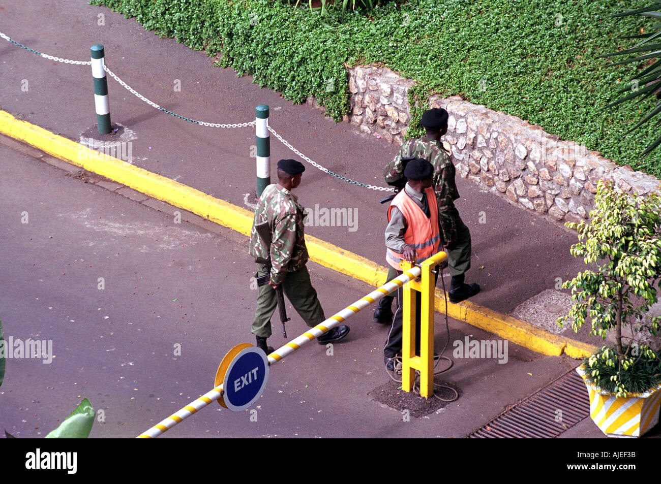 Des gardes armés à l'hôtel gates au Kenya Afrique de l'Est Banque D'Images