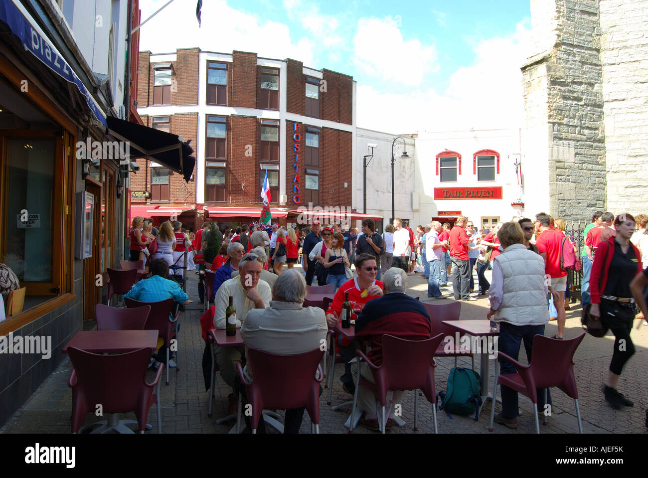 Repas en plein air et dring avant le match de rugby France Pays de Galles à Cardiff nombre 2553 Banque D'Images