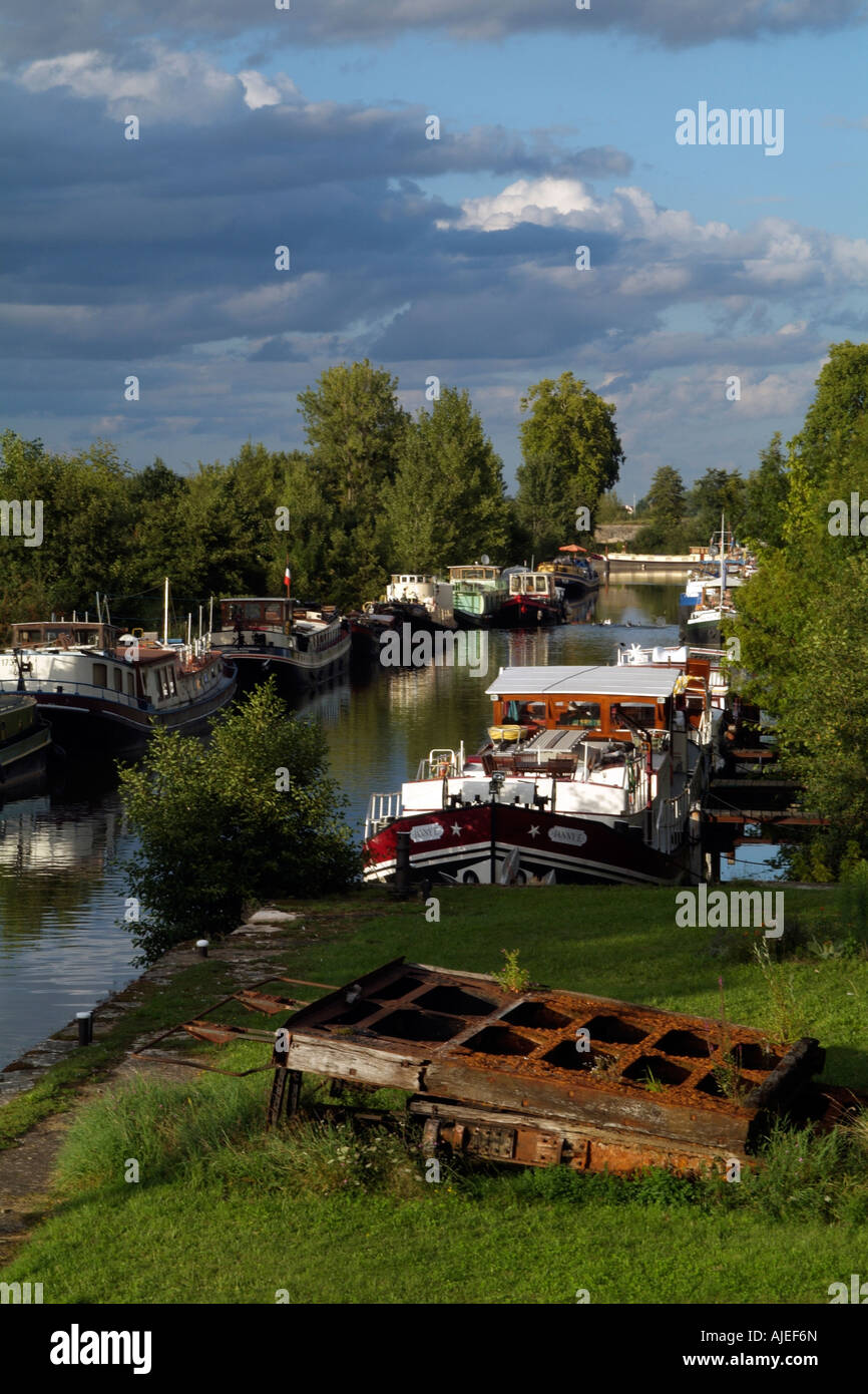 Saône dans la Cote d Or France bateaux sur une ancienne écluse du canal à St  Jean de Losne près de Dijon Photo Stock - Alamy