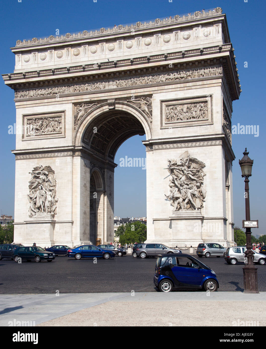 France Ile De France Paris Le trafic important autour de l'Arc de Triomphe de la Place Charles De Gaulle Banque D'Images