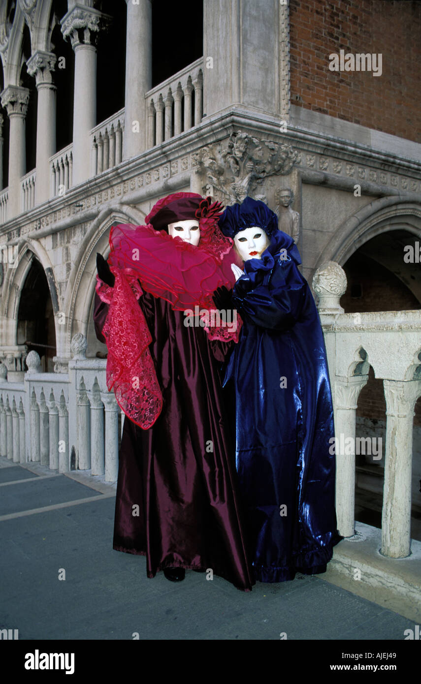 Deux chiffres masqués de Venise sur un pont Banque D'Images