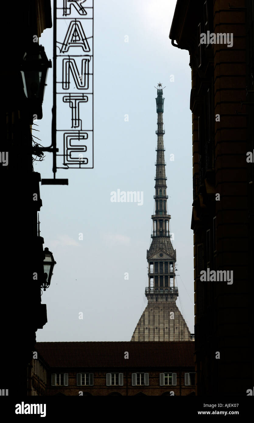 Turin la tour du Mole Antonelliana comme vu à partir de la piazetta Corpus Domini Banque D'Images