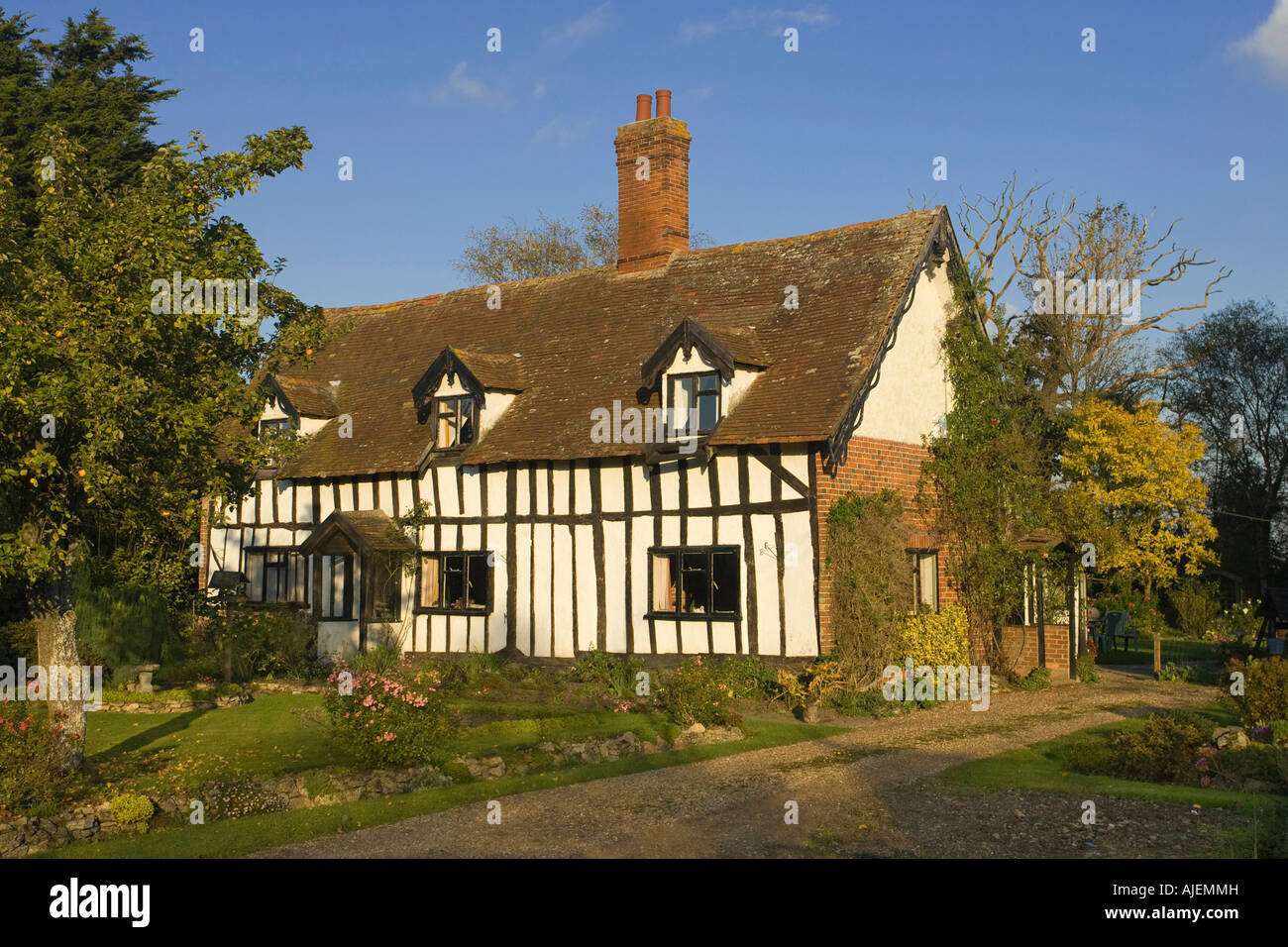 Un vieux cadre en bois de style tudor cottage dans le village de Suffolk, UK Great Barton construit au milieu du 17ème siècle Banque D'Images