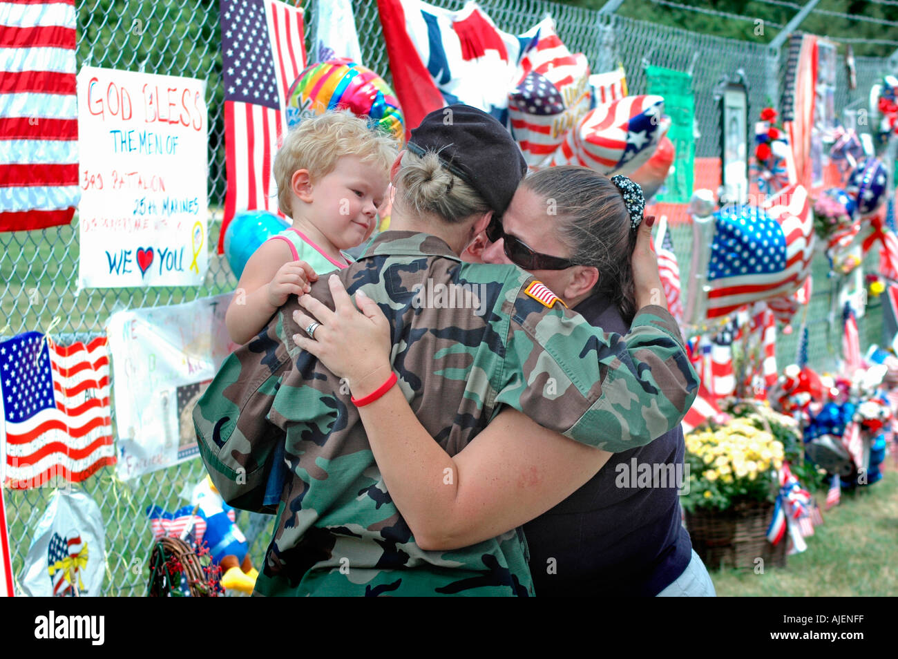 Femme Soldat à l'emplacement de mémoire de 14 Marines morts dans Brook Park dans l'Ohio avec un bébé sur le point d'aller en Irak Banque D'Images