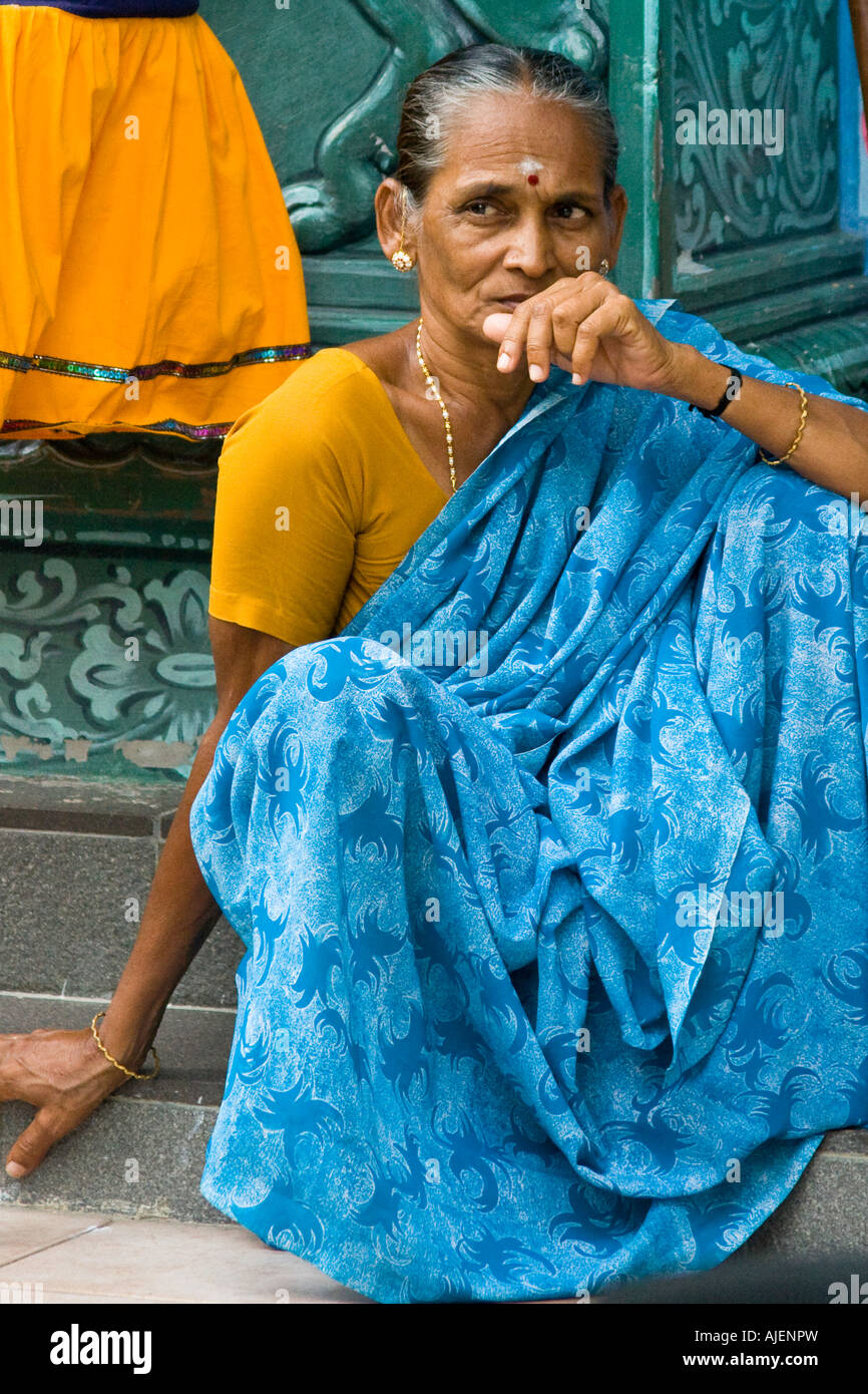 Indian Woman wearing Sari Sri Veeramakaliamman Temple Hindou de Singapour Banque D'Images