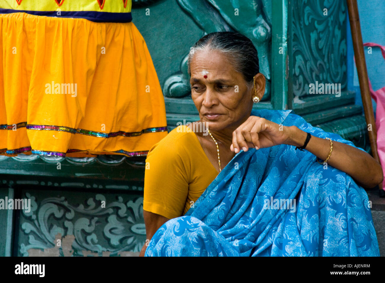 Indian Woman wearing Sari Sri Veeramakaliamman Temple Hindou de Singapour Banque D'Images