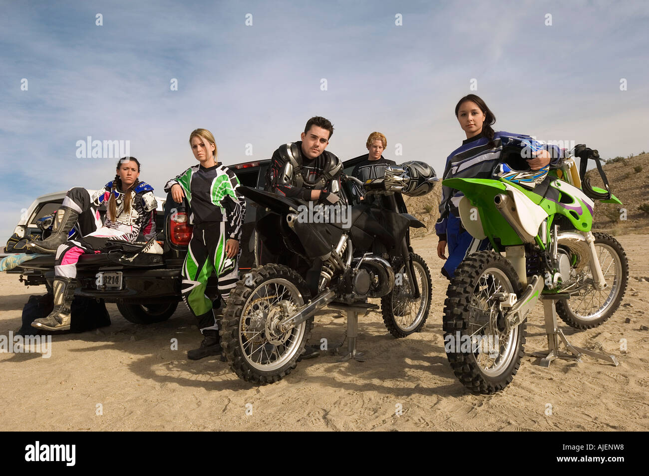 Les coureurs de motocross avec des vélos en désert, (portrait) Banque D'Images