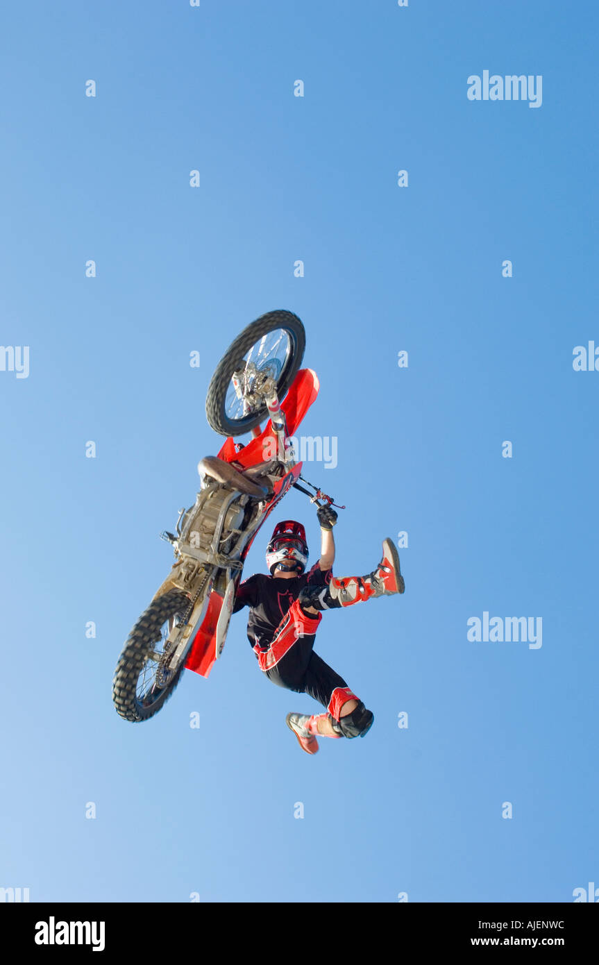 Freestyle Motocross racer performing stunt dans l'air Banque D'Images