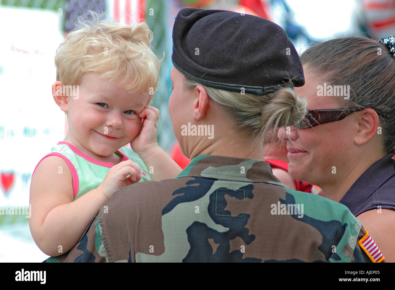 Femme Soldat à l'emplacement de mémoire de 14 Marines morts dans Brook Park dans l'Ohio avec un bébé sur le point d'aller en Irak Banque D'Images