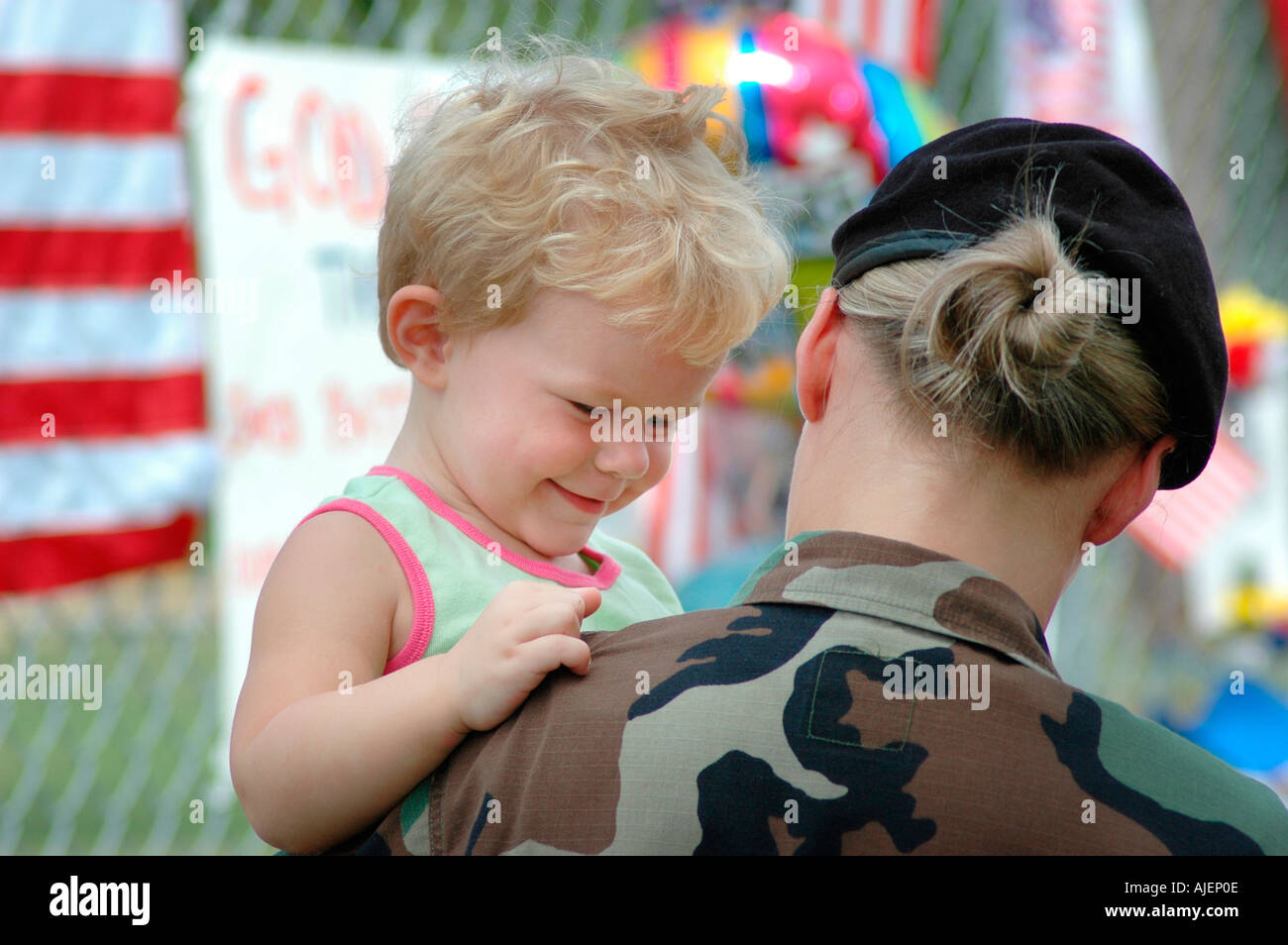 Femme Soldat à l'emplacement de mémoire de 14 Marines morts dans Brook Park dans l'Ohio avec un bébé sur le point d'aller en Irak Maman Maman Maman Banque D'Images