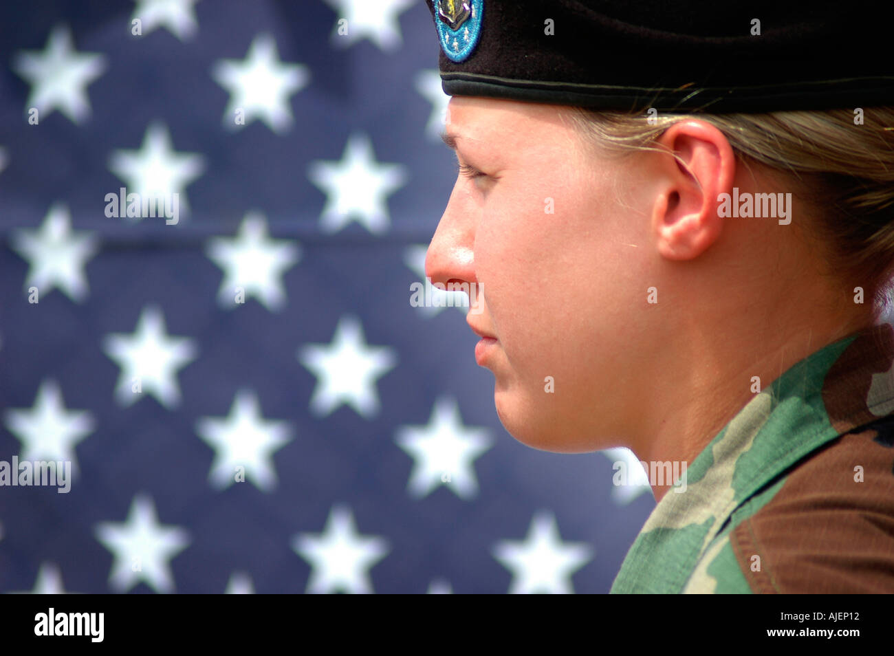 Femme Soldat à l'emplacement de mémoire de 14 Marines morts dans Brook Park dans l'Ohio avec un bébé sur le point d'aller en Irak Banque D'Images