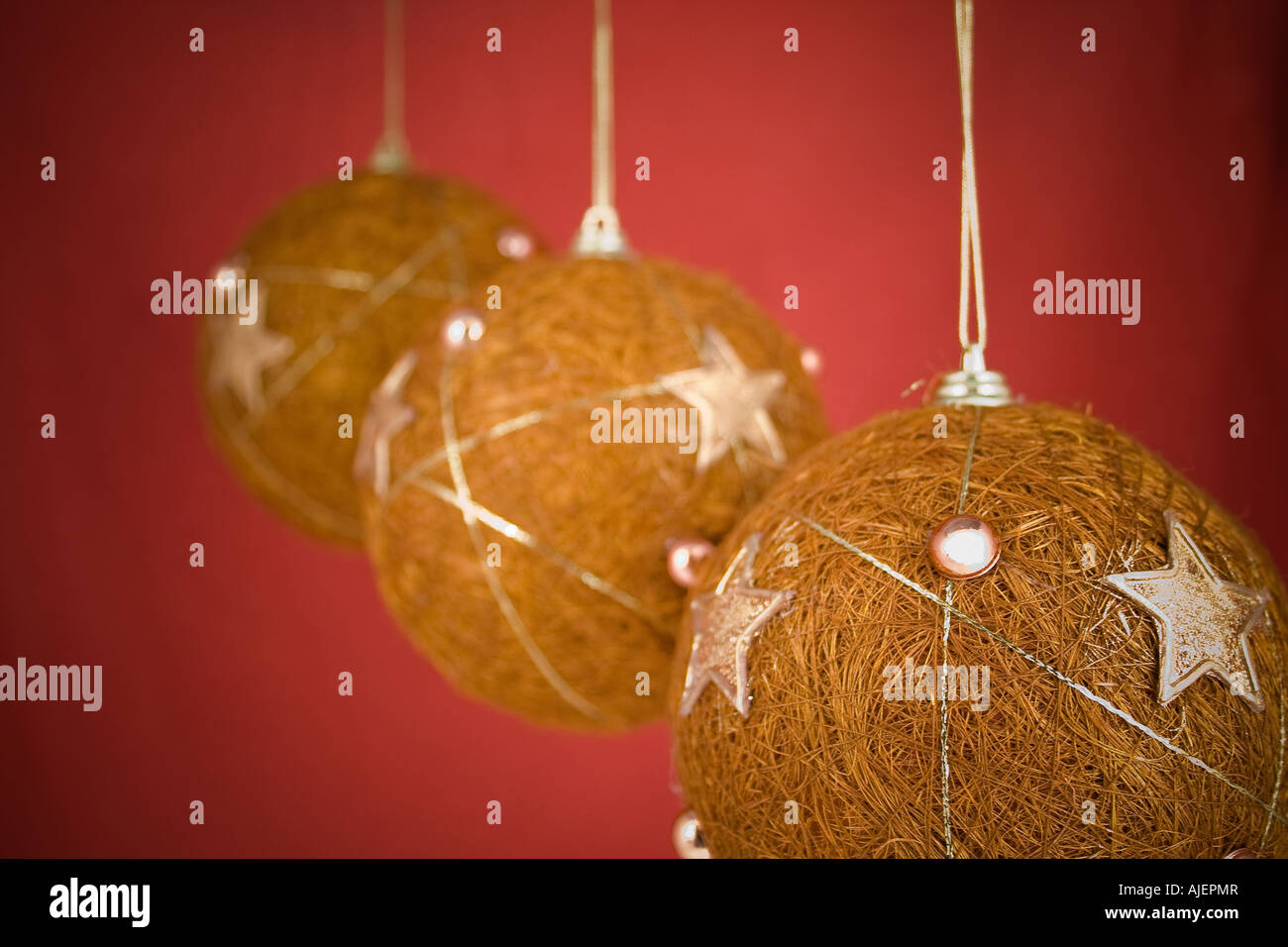 Trois boules de Noël sur fond rouge pendaison Banque D'Images