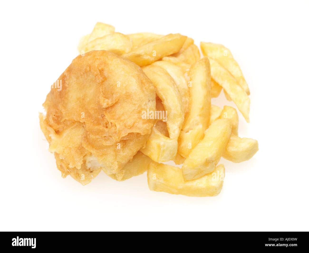 Fishcake battues frit et frites Repas à emporter isolé sur un fond blanc avec un chemin de détourage et aucun peuple Banque D'Images