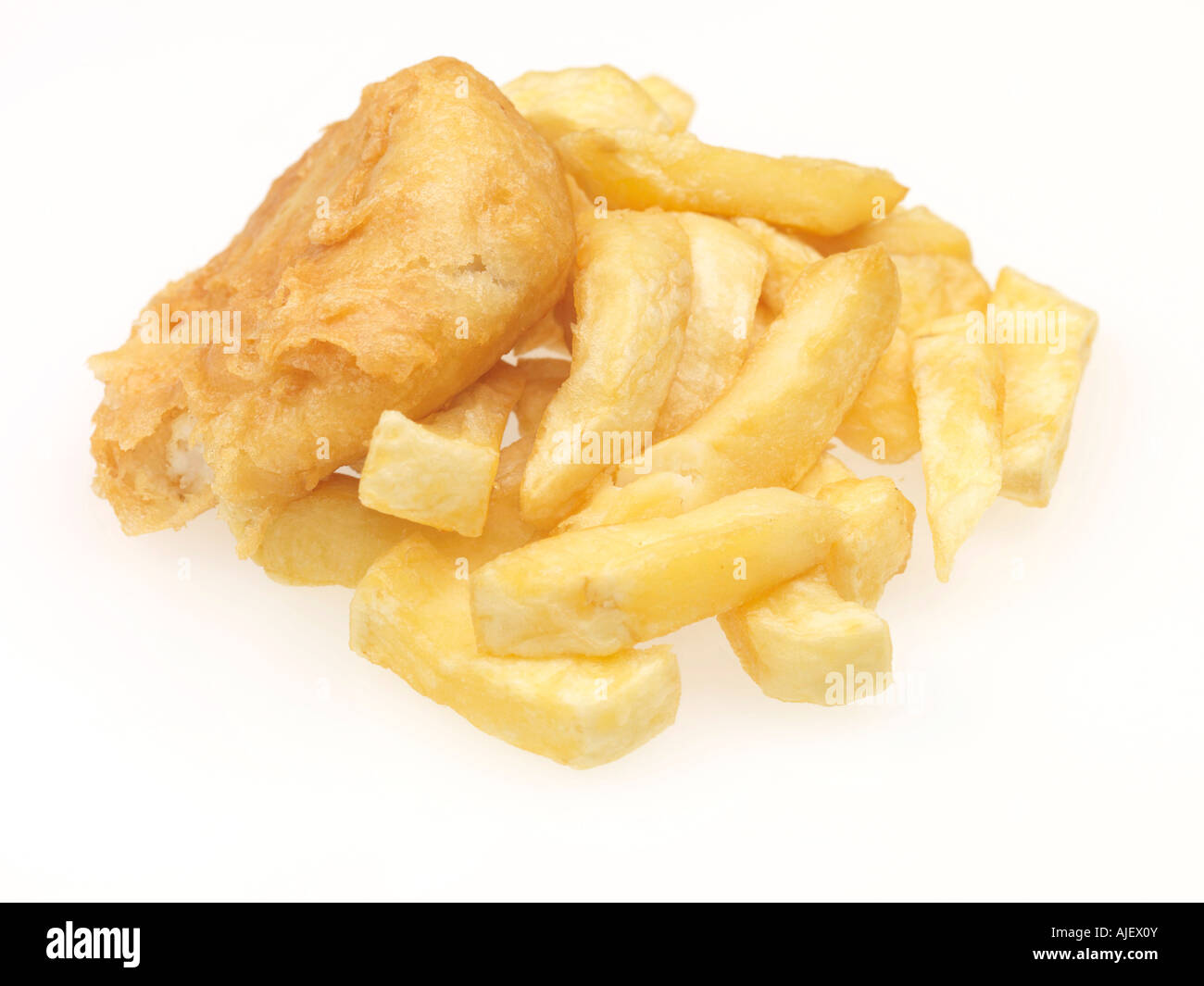 Fishcake battues frit et frites Repas à emporter isolé sur un fond blanc avec un chemin de détourage et aucun peuple Banque D'Images