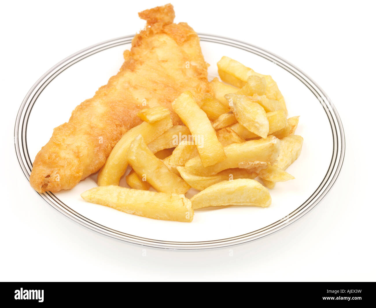 Assiette de Shop acheté Cod à emporter ou Aiglefin Fish and Chips sur un fond blanc avec un chemin de détourage et aucun peuple Banque D'Images