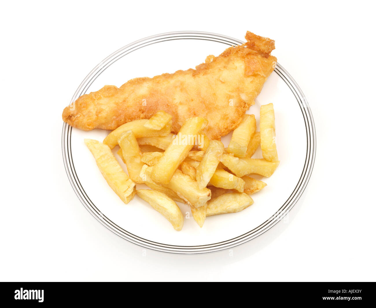 Assiette de Shop acheté Cod à emporter ou Aiglefin Fish and Chips sur un fond blanc avec un chemin de détourage et aucun peuple Banque D'Images