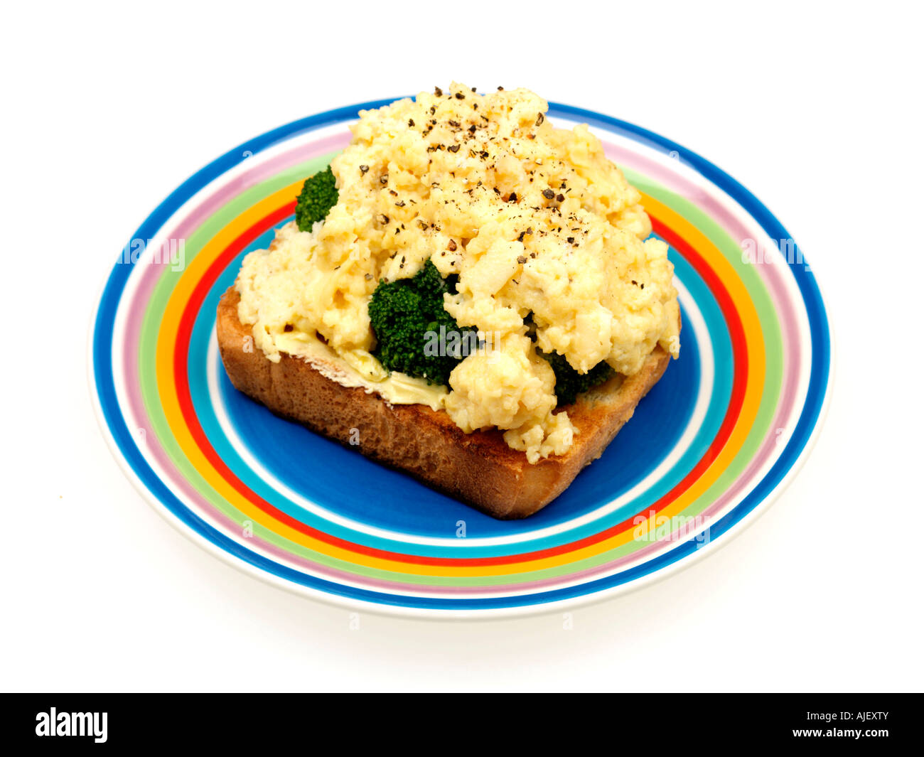 Le brocoli et œufs brouillés sur toast Banque D'Images