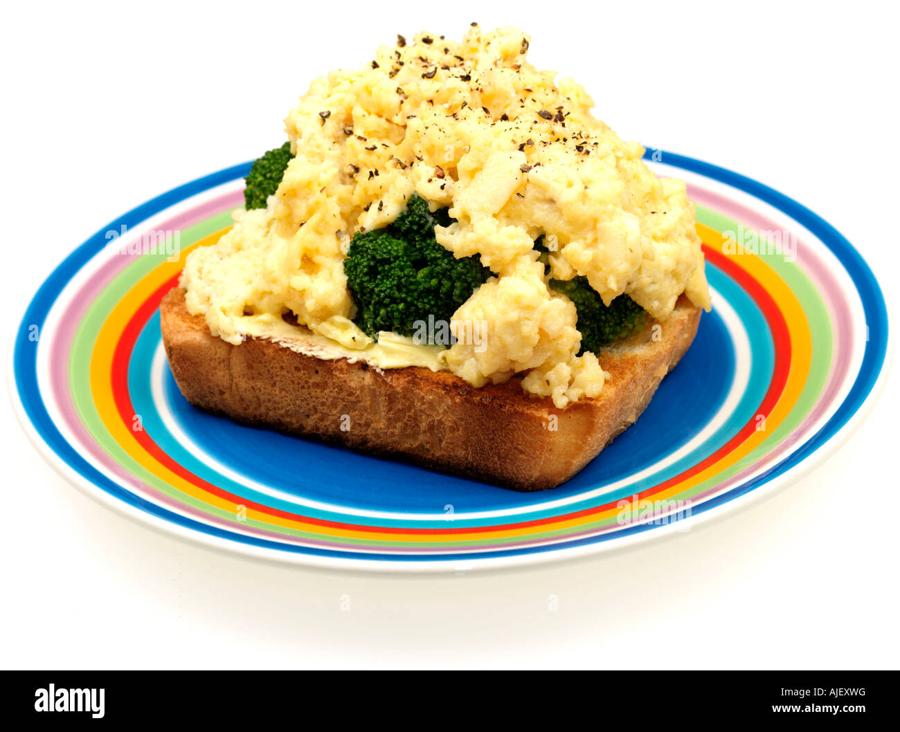 Le brocoli et œufs brouillés sur toast Banque D'Images