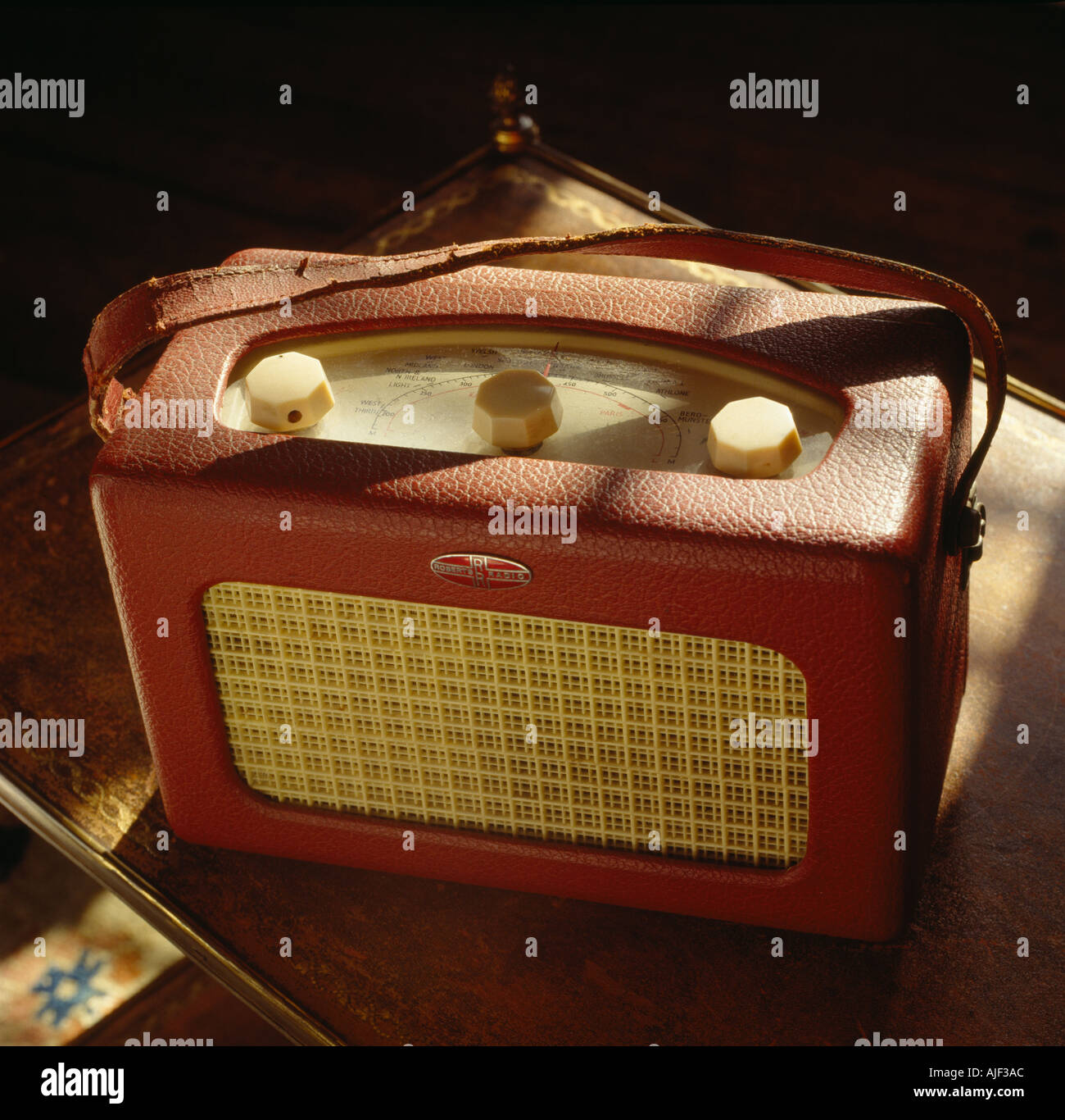 Close up of a Roberts radio sur une table dans la salle de dessin à Chartwell Kent home de Sir Winston Churchill Banque D'Images