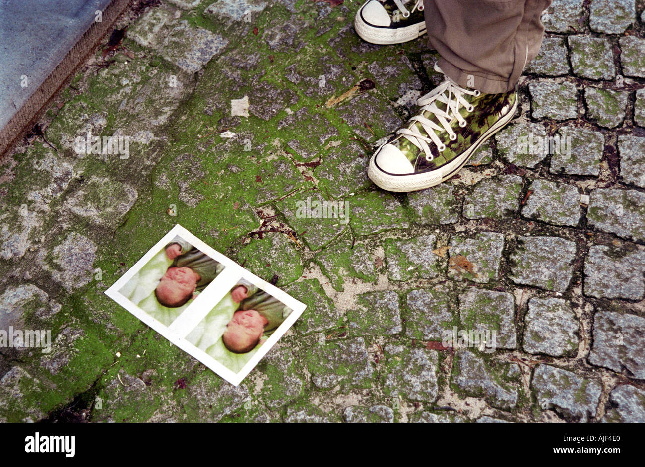 Photo de photo d'un bébé couché sur le sol à proximité d'un service de Banque D'Images