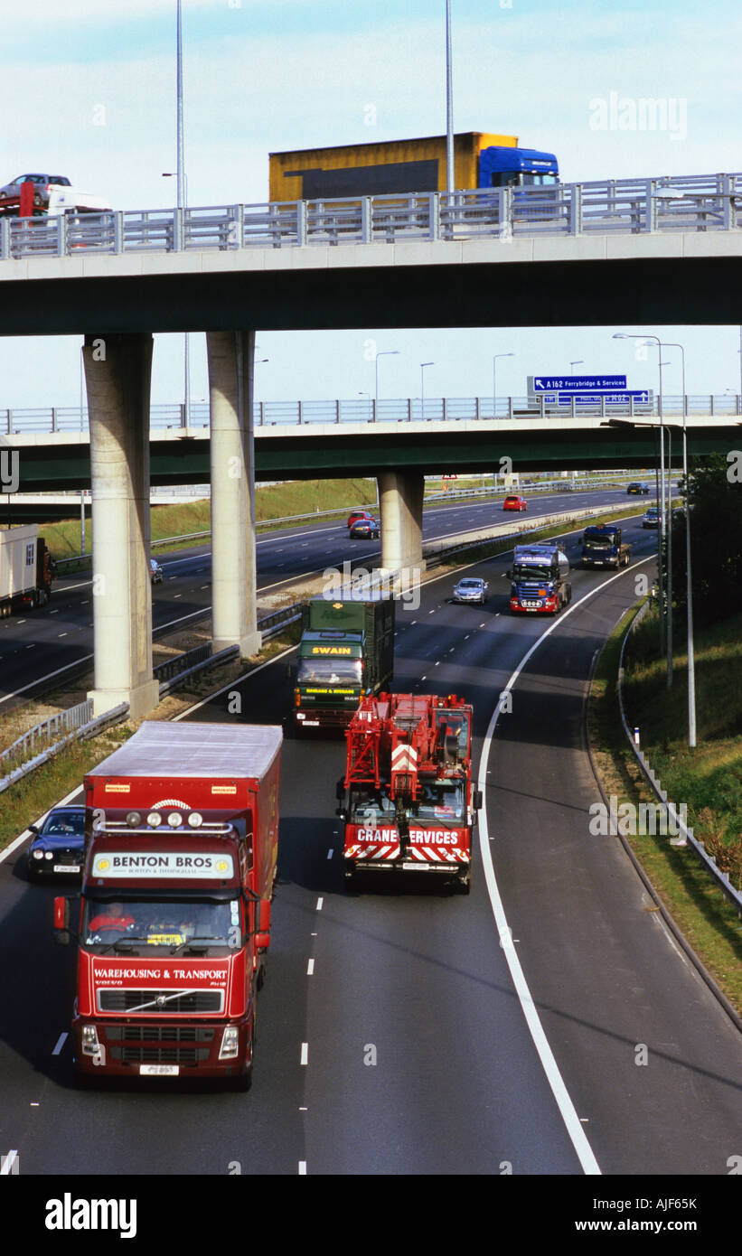 Les véhicules circulant sur l'autoroute à holmfield junction rejoindre la A1 M1 et M62 motorways Leeds Yorkshire UK Banque D'Images