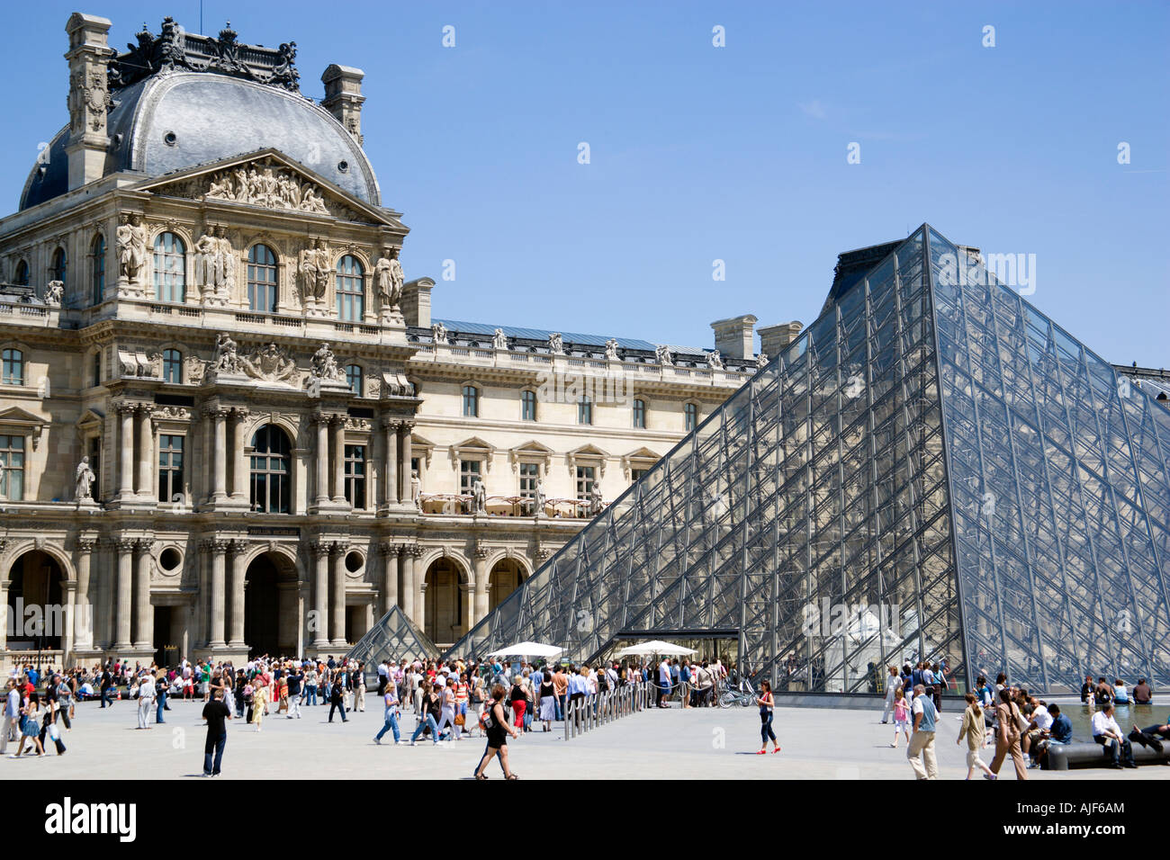 France Ile De France Paris l'élément central de l'Aile Richelieu du musée du Louvre Galerie d'art avec la Pyramide Banque D'Images