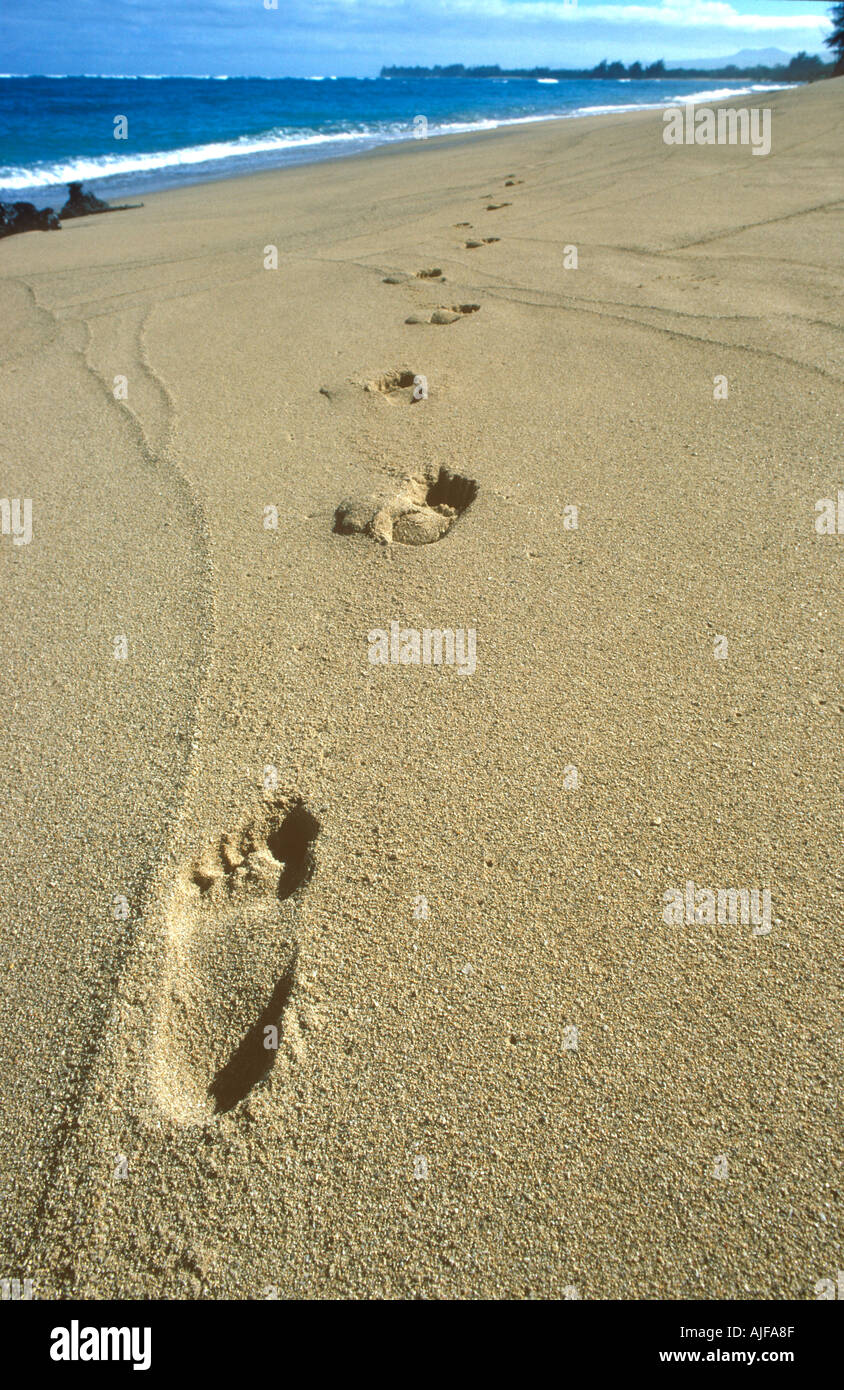 Des empreintes de pas dans une plage de sable, Kauai, Hawaii USA Banque D'Images