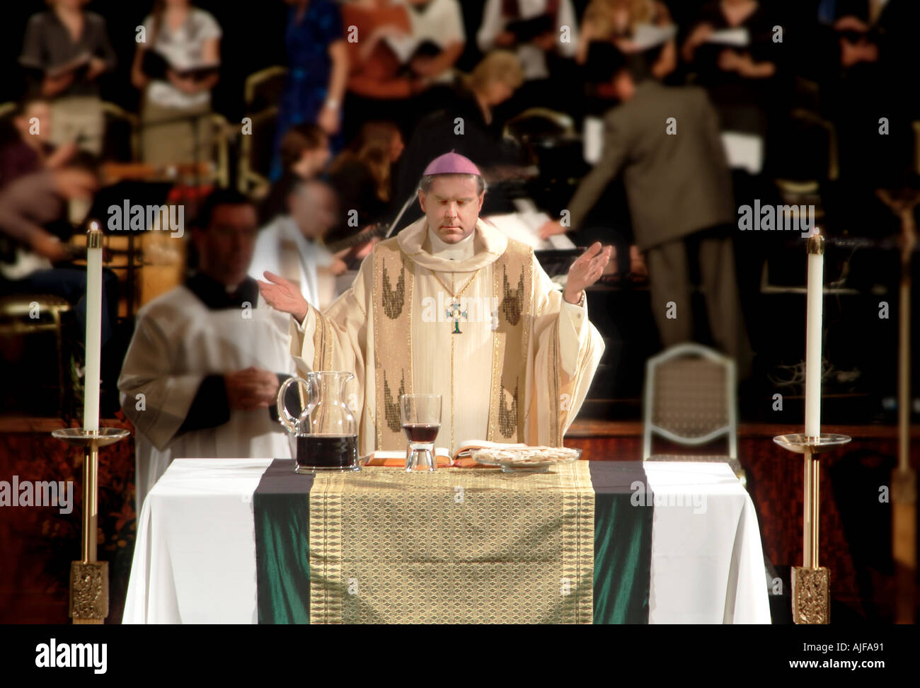 Prêtre célébrant la Messe catholique, USA Banque D'Images