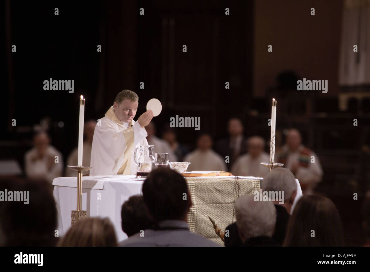 Prêtre célébrant la Messe Catholique Banque D'Images