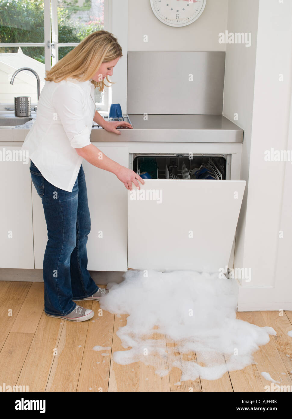 Femme de l'ouverture d'un lave-vaisselle qui fuit Photo Stock - Alamy