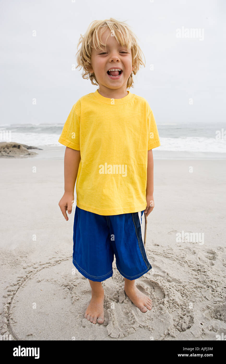 Happy boy on a beach Banque D'Images