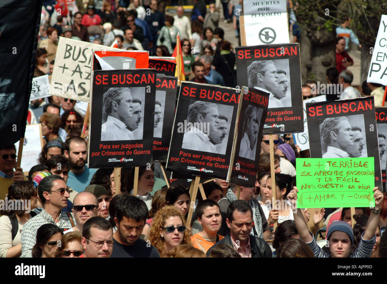 Personnes qui protestaient contre George Bush et la guerre en Irak Espagne Séville 22 Mars 2003 Banque D'Images